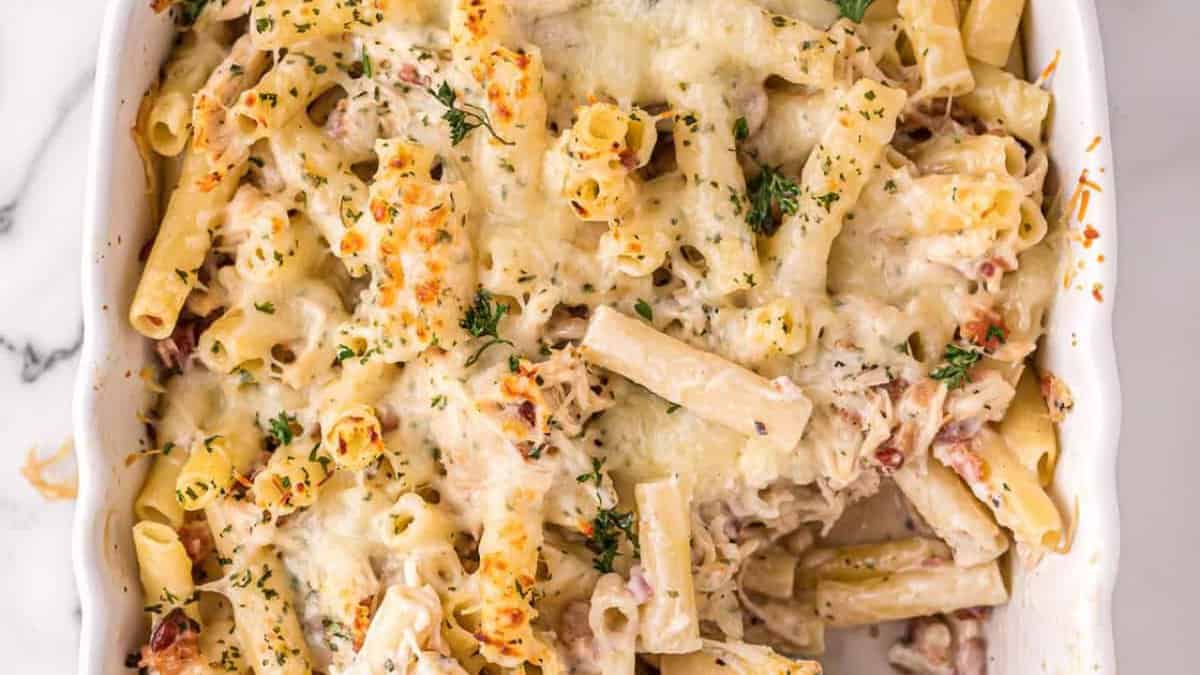 Casserole de pâtes Alfredo au poulet.