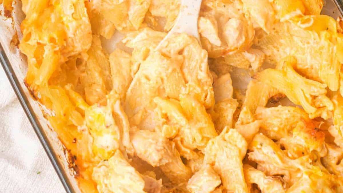 Casserole de pâtes au poulet Buffalo.