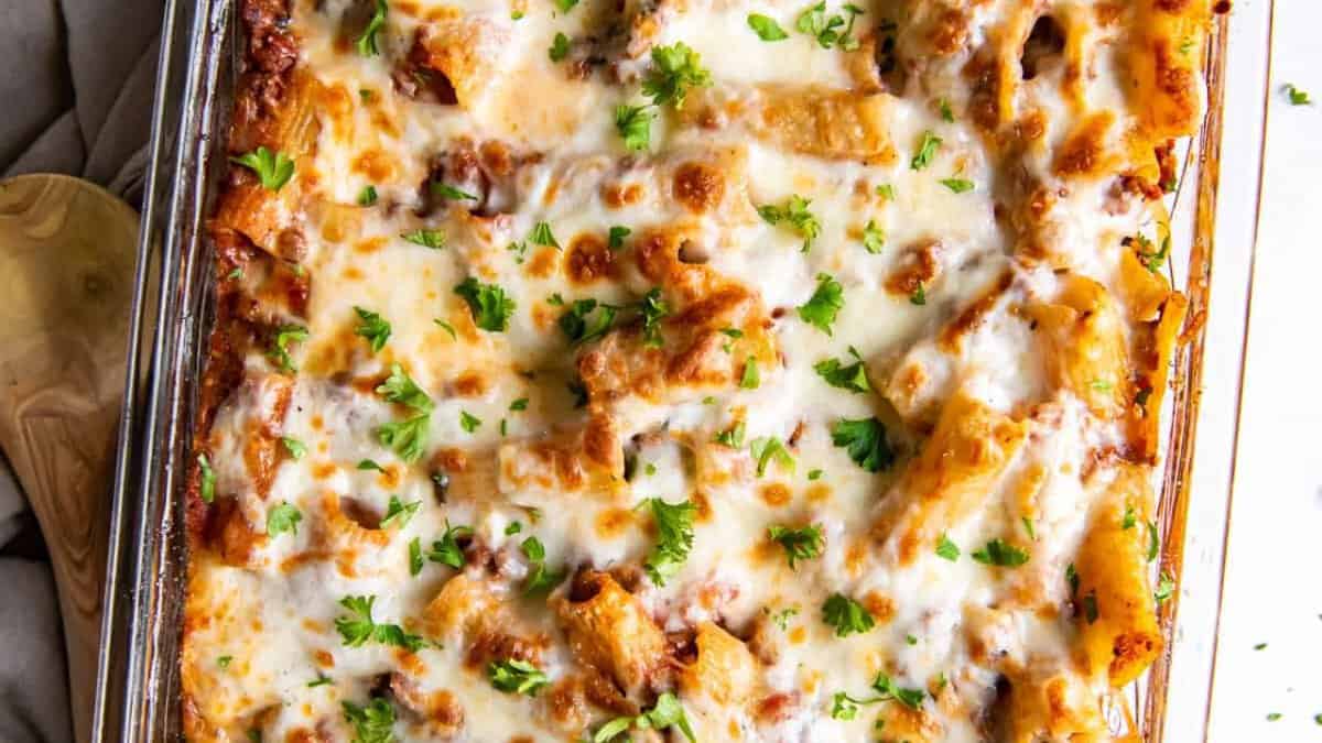 Rigatoni au four avec sauce à la viande.