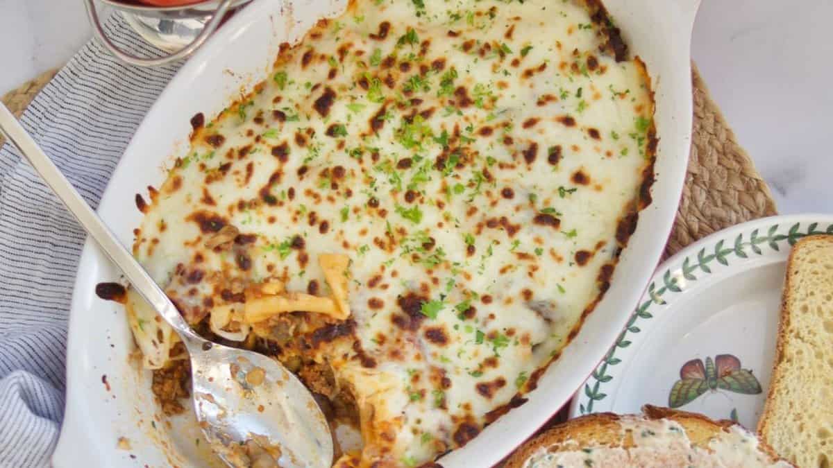 Casserole de bœuf et pâtes au fromage.