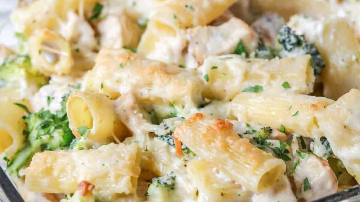 Casserole de pâtes Alfredo au poulet et brocoli.