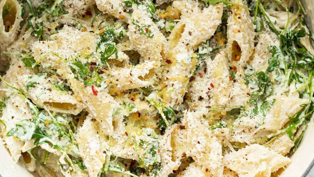 Une portion de pâtes à la ricotta et au citron