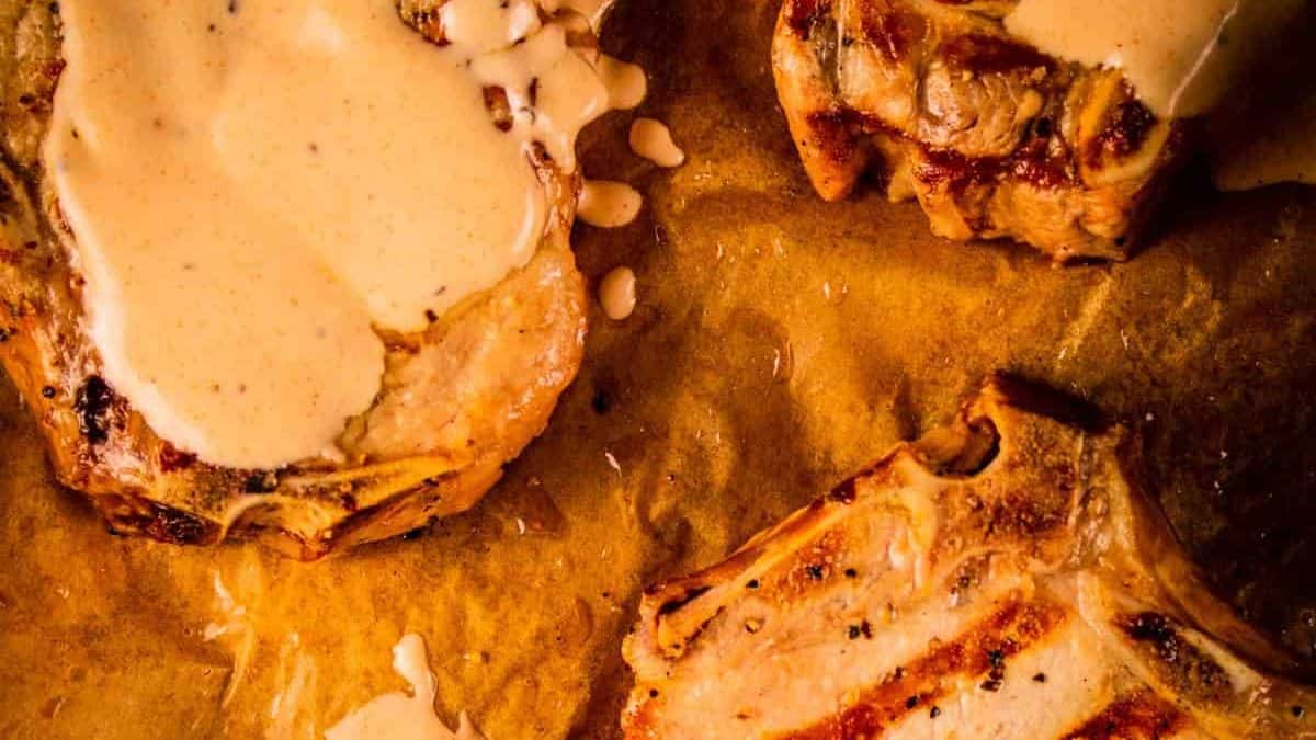 Côtelettes de porc grillées avec sauce blanche de l'Alabama
