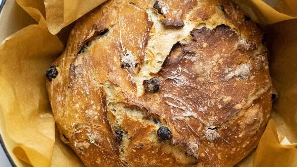 Pain aux raisins et à la cannelle.