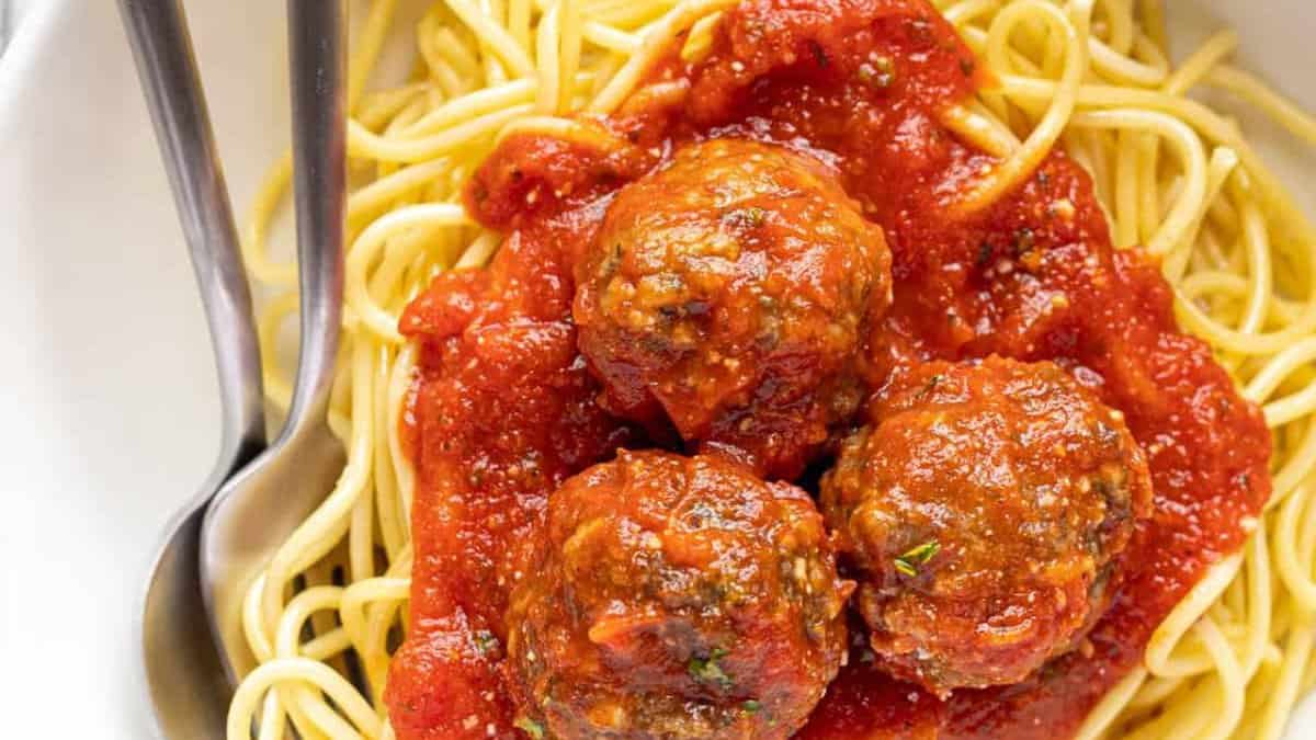 Boulettes de viande italiennes servies sur des pâtes.