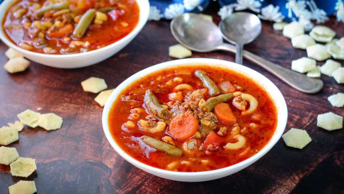 Soupe de légumes au hamburger.