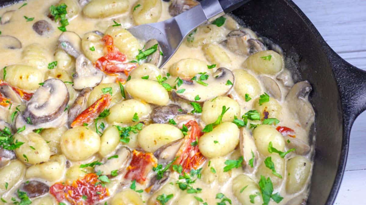 Gnocchis poêlés avec sauce crémeuse aux champignons (Vegan)