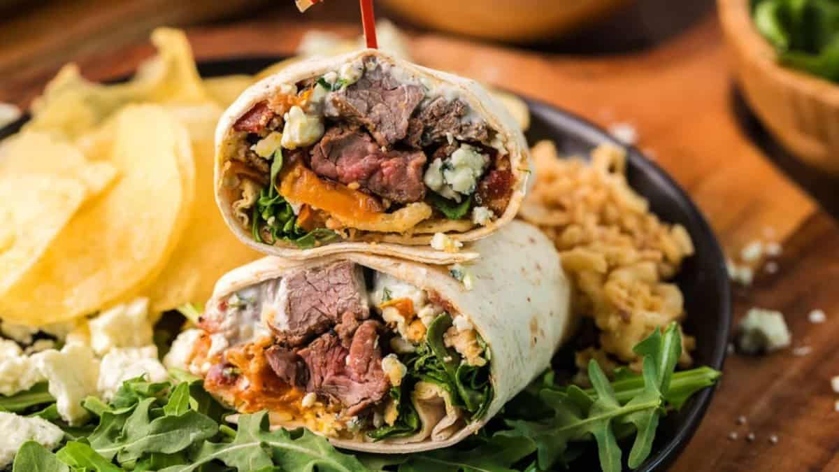 Wraps de Steak au Bacon avec Vinaigrette au Fromage Bleu.