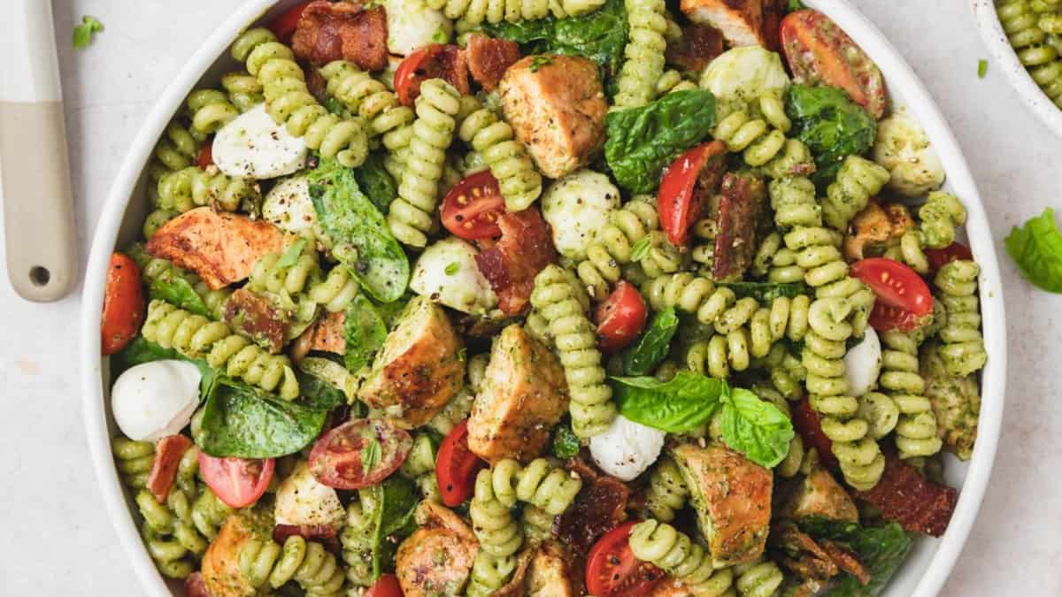 salade de pâtes au pesto de poulet.
