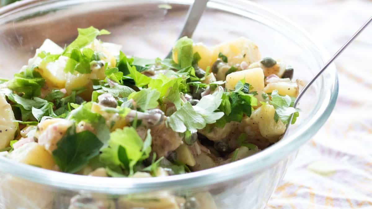 Salade de pommes de terre française.