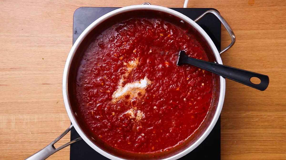 Ajout de bicarbonate de soude pour réaliser une sauce tomate facile.