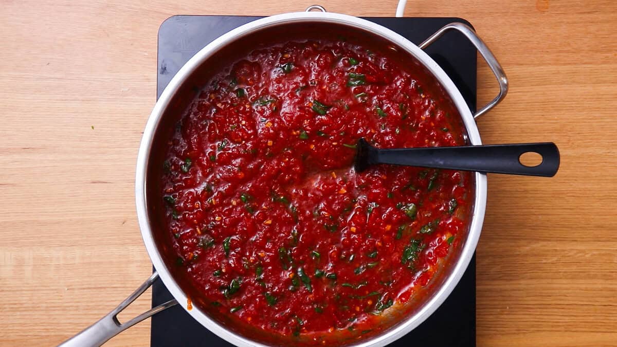 Sauce tomate terminée prête en 15 minutes.