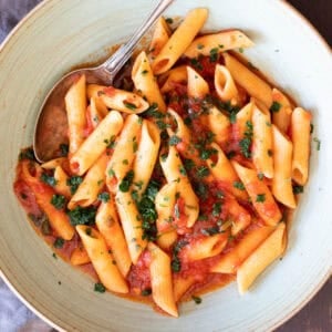 Un bol de penne pomodoro (pâtes avec sauce tomate basilic).