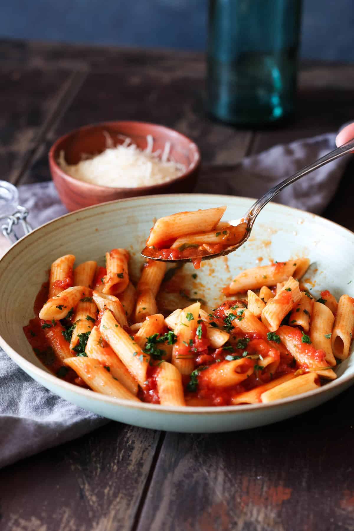 Un bol de penne pomodoro (pâtes avec sauce tomate basilic).