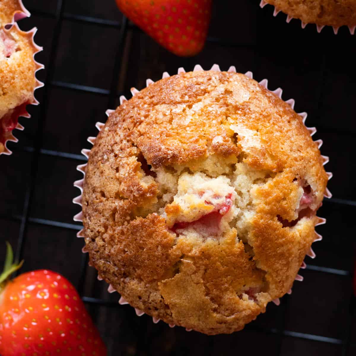 Muffins aux fraises : recette facile avec du beurre A strawberry muffin.