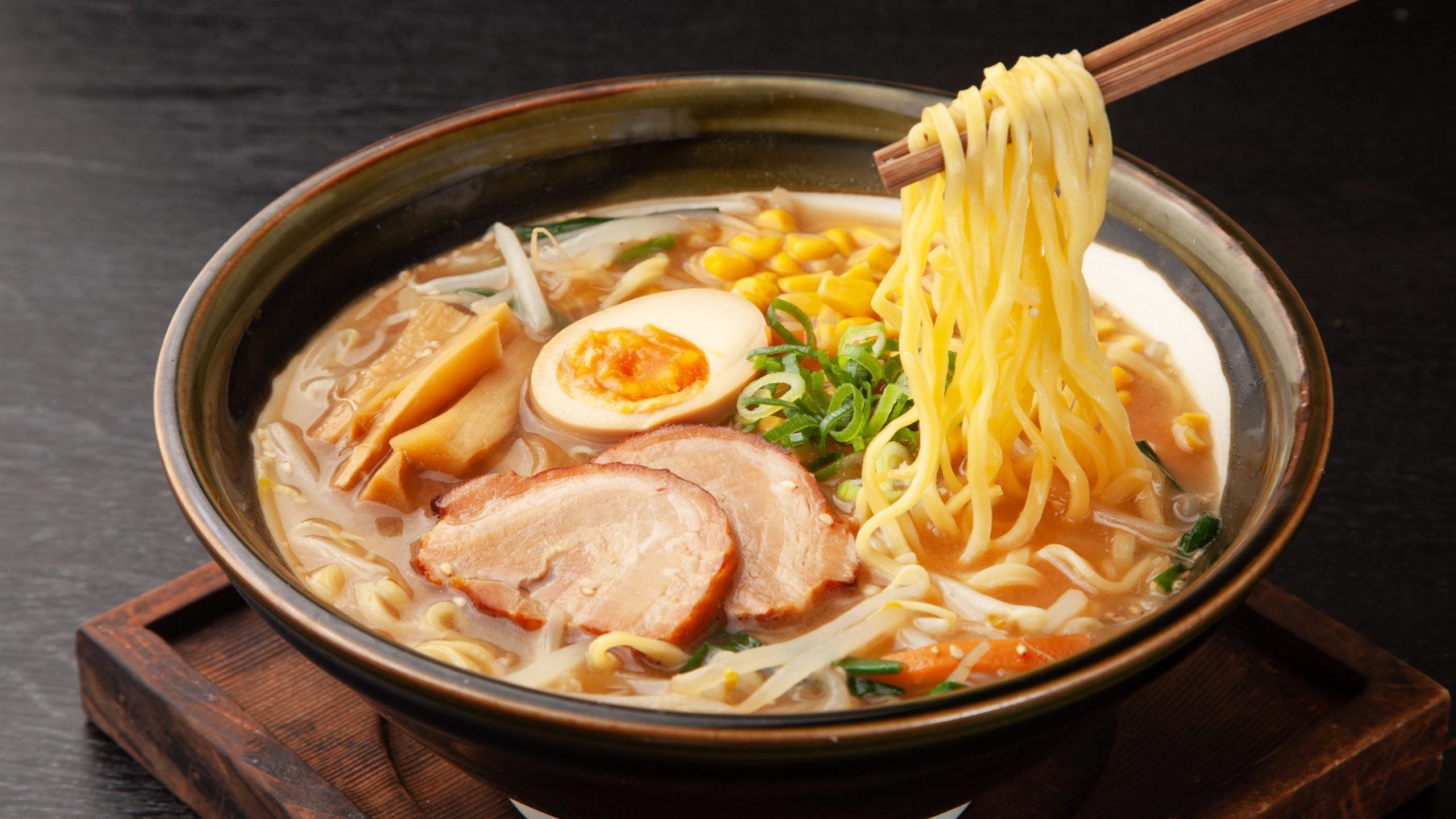 Un bol de nouilles ramen.