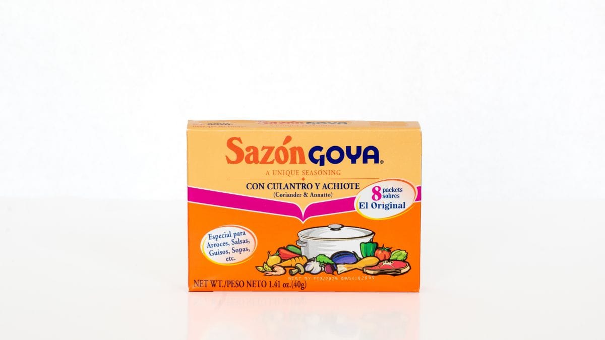 Une boîte de sazón goya.