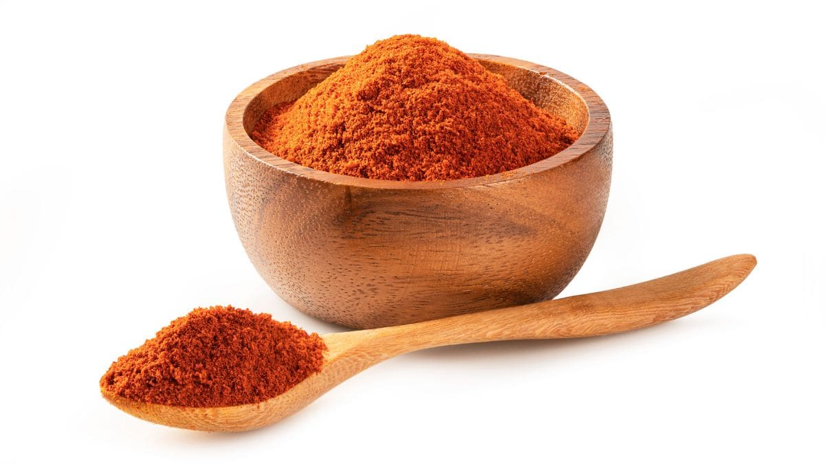 Un bol de paprika en poudre et une cuillère de paprika en poudre.