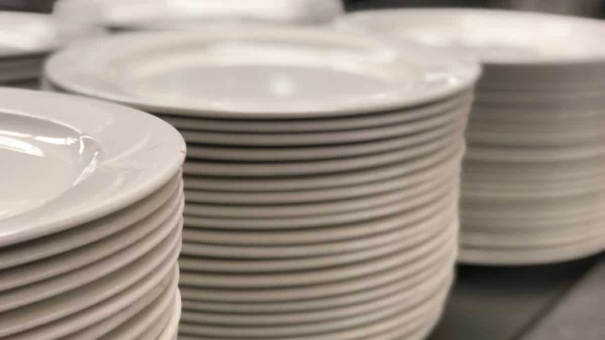Une pile d'assiettes.