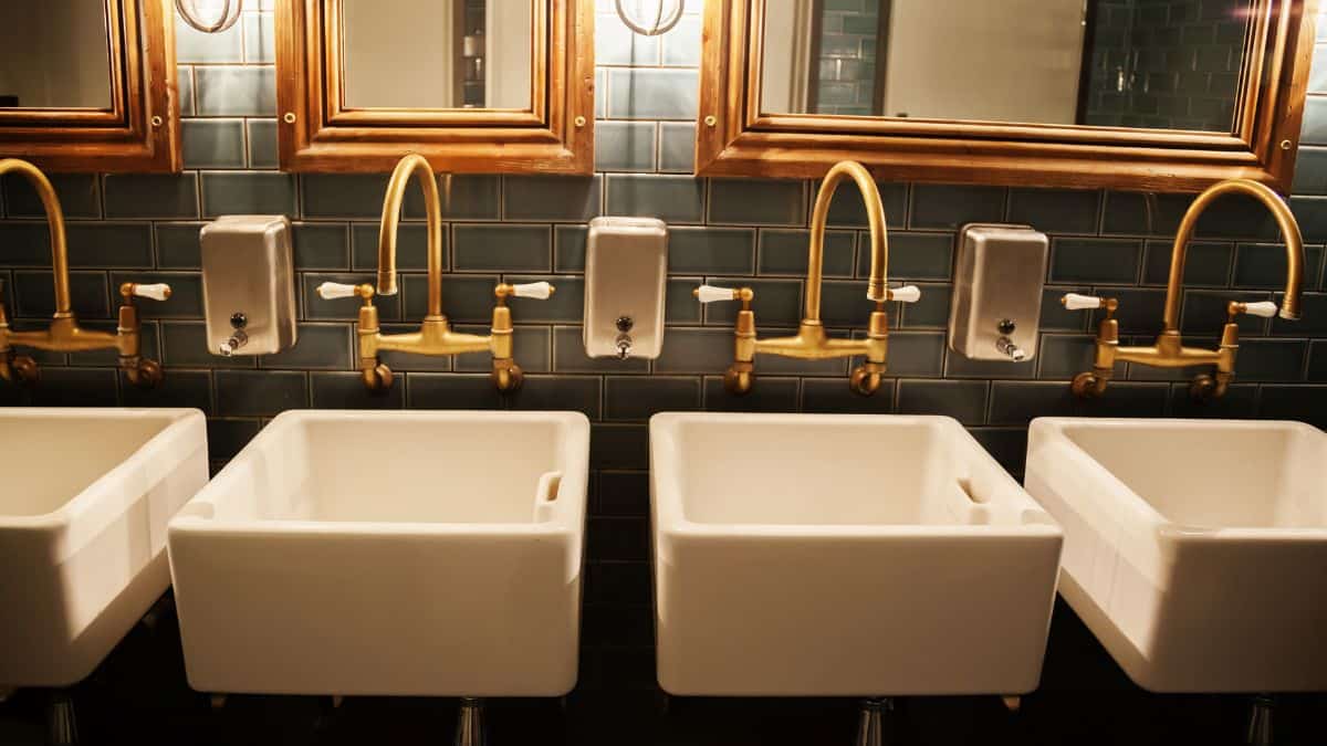 Une salle de bain bien entretenue.