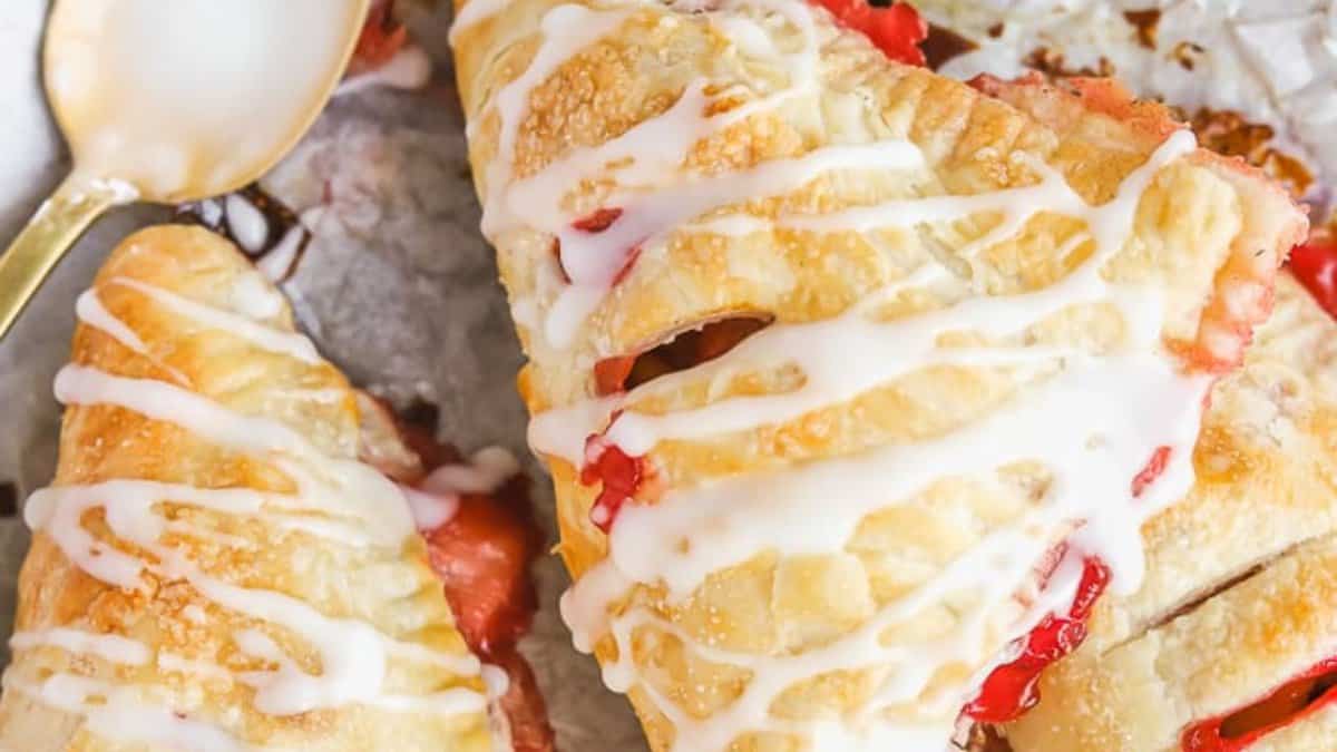 TOURTES DE RHUBARBE ET FRAISES AVEC GLACAGE AU CITRON.