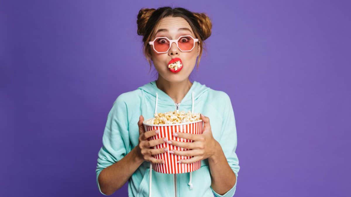 Femme mangeant du popcorn
