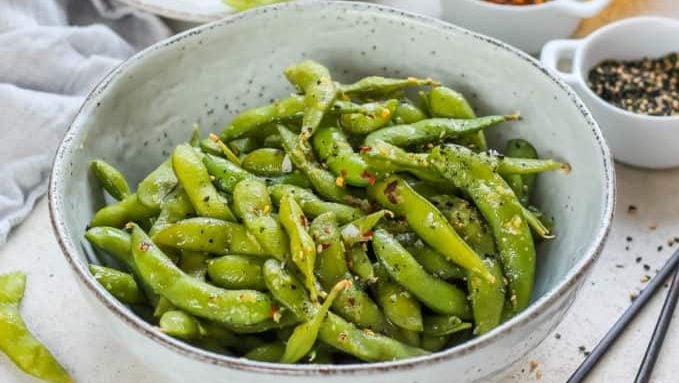 Un bol d'edamame épicé.