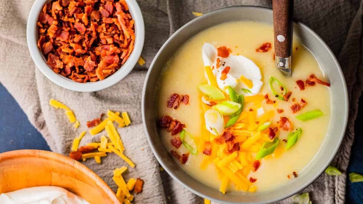 Un bol de soupe de pommes de terre garnies.
