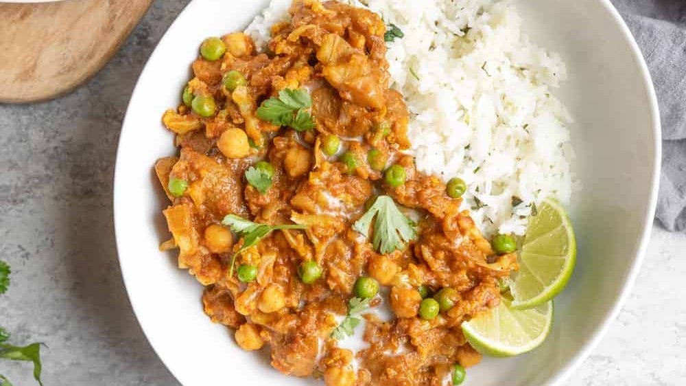 Un bol de curry avec du riz.