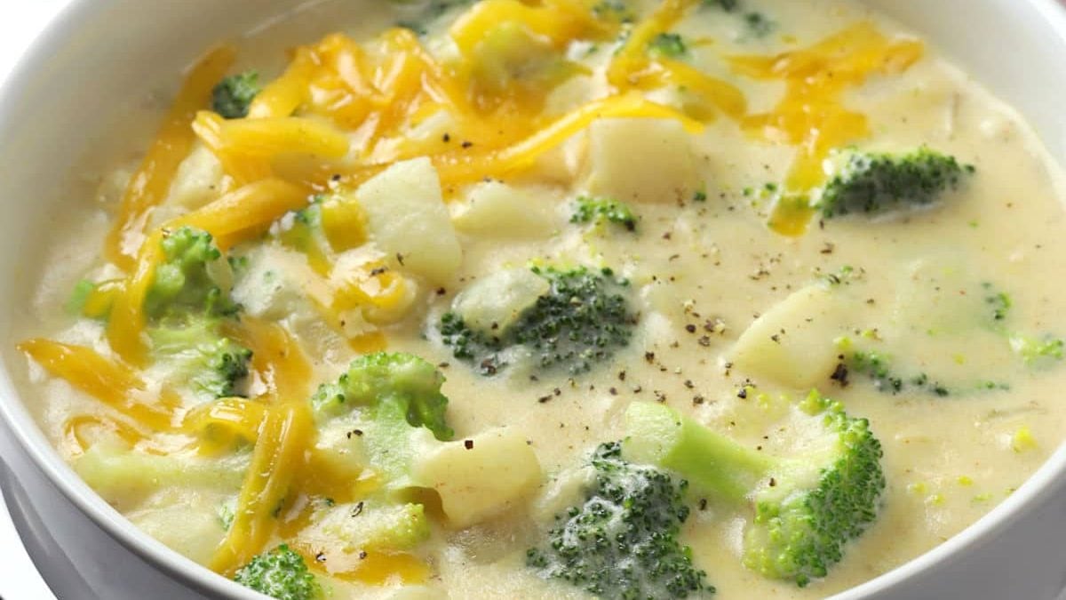 Un bol de soupe de brocoli et pommes de terre râpées.