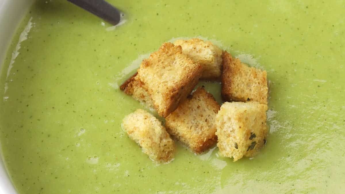 Un bol de soupe de pommes de terre et courgettes.