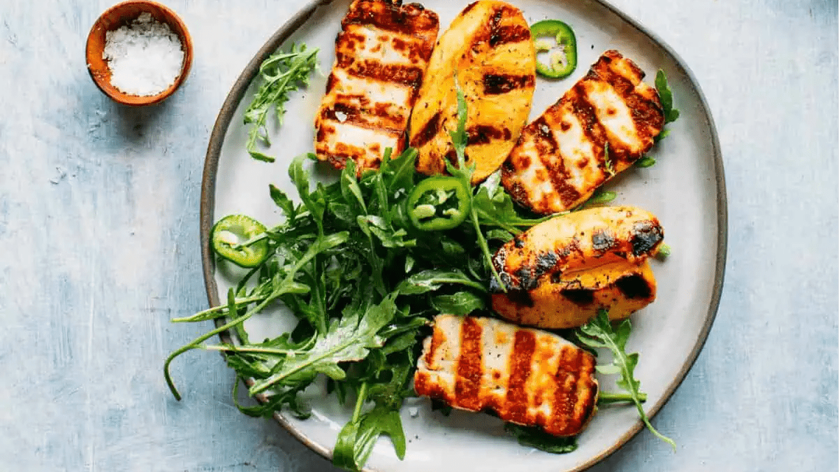 Salade de halloumi et pêches grillées.
