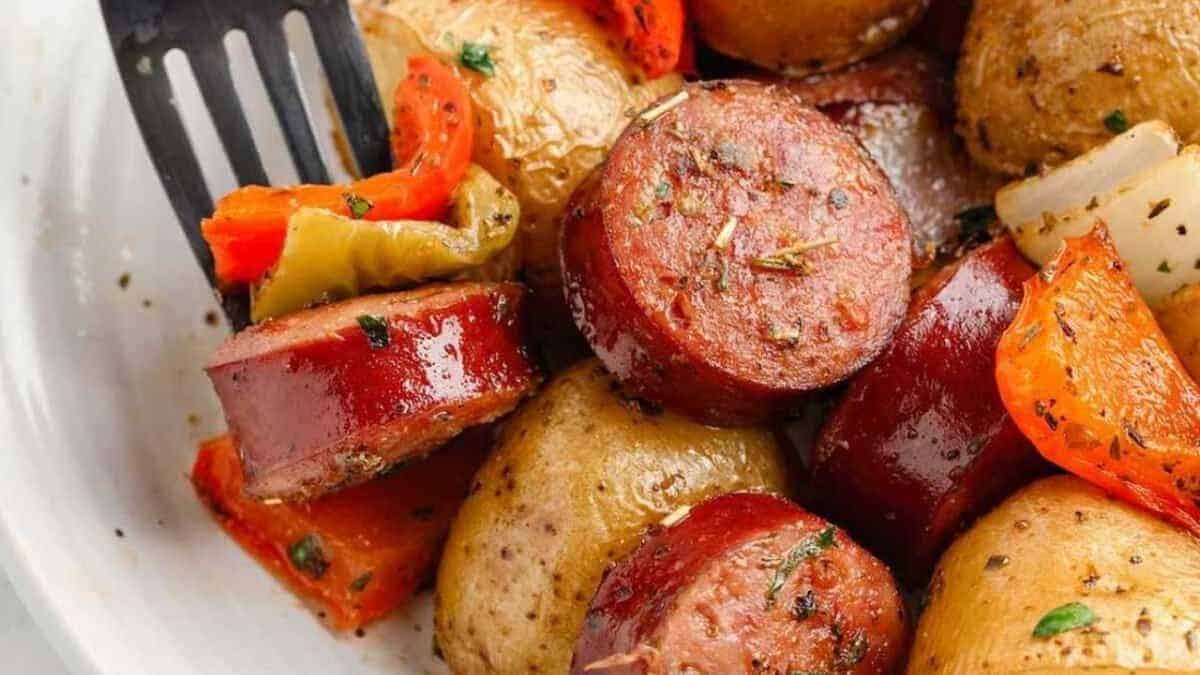 Saucisse et pommes de terre au four.