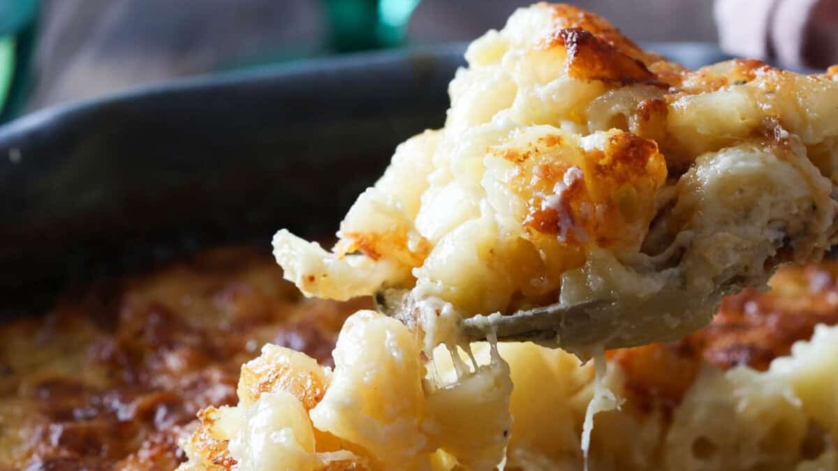 Gros plan de macaroni au fromage crémeux avec Gruyère et cheddar.