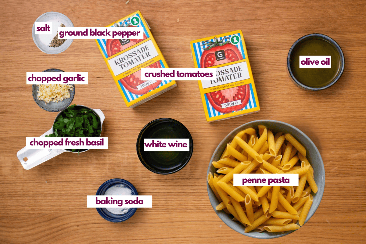 Ingrédients nécessaires pour préparer penne pomodoro ou pâtes avec sauce tomate basilic.