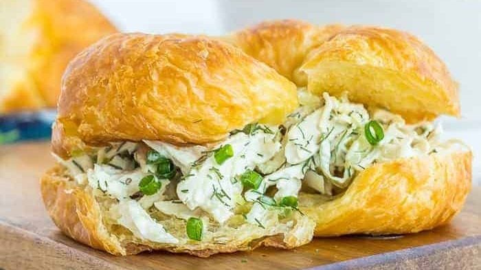 Salade de poulet dans un sandwich.