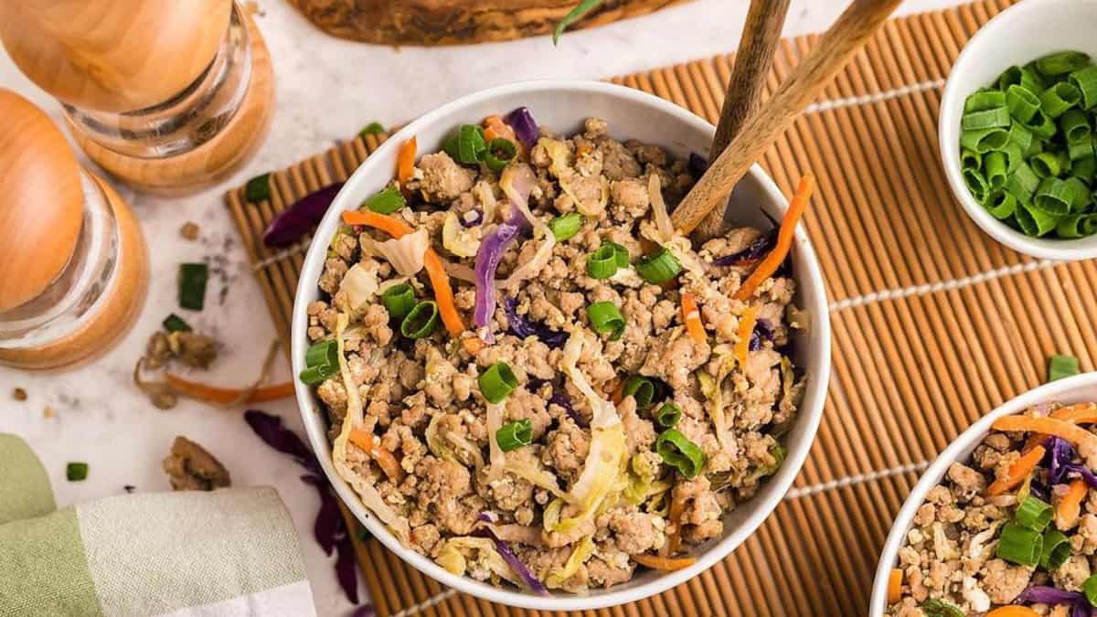 Un bol de délicieux rouleau de porc.