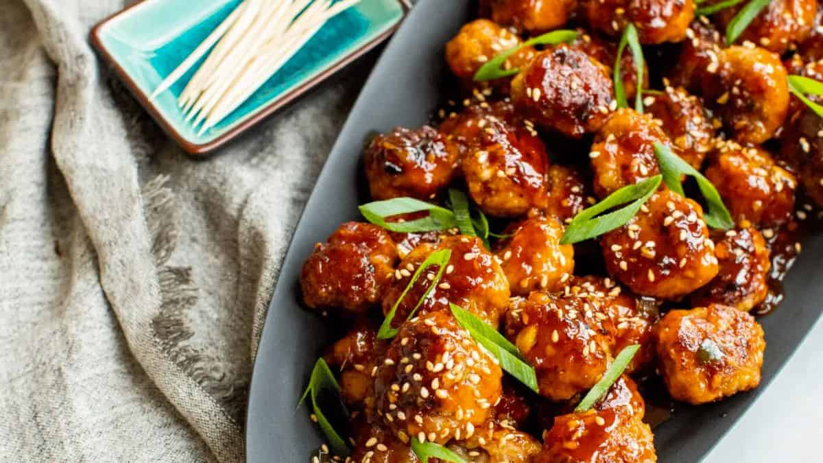 Boules de viande de porc asiatiques sucrées et épicées