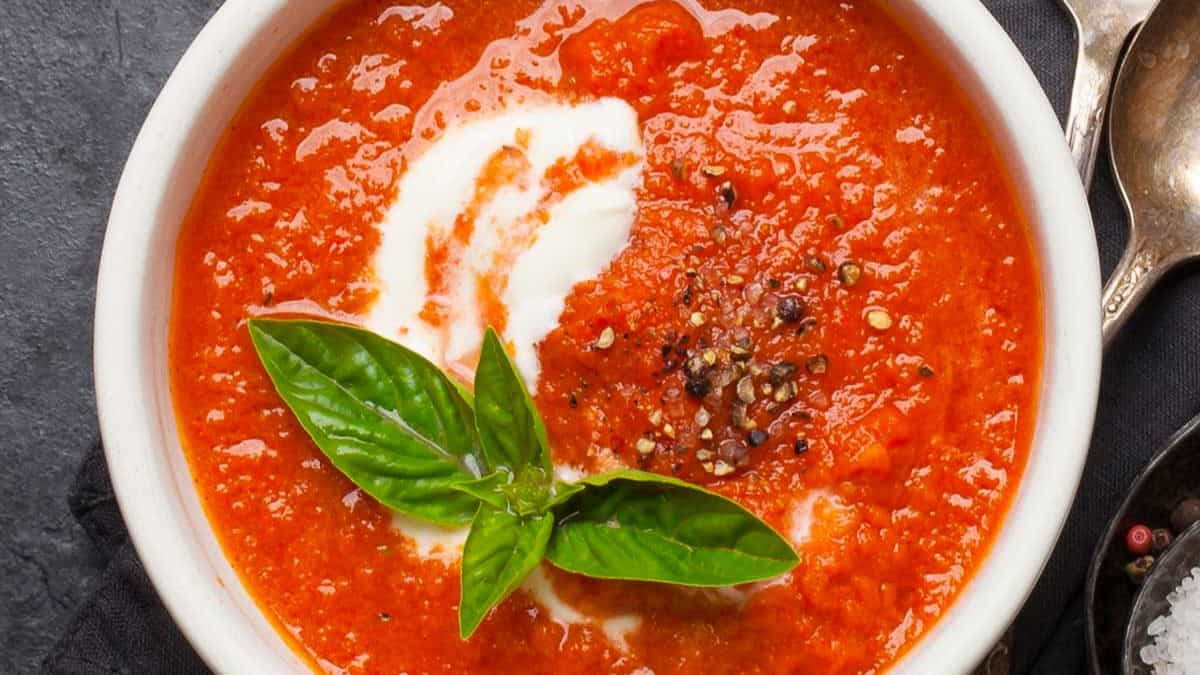 Soupe de tomates et basilic facile.