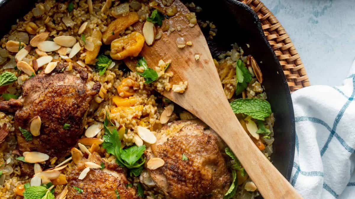 Freekeh libanais avec poulet et abricots dans une poêle.