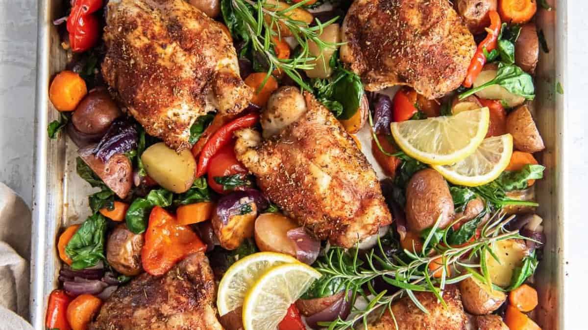 Poulet et légumes sur plaque