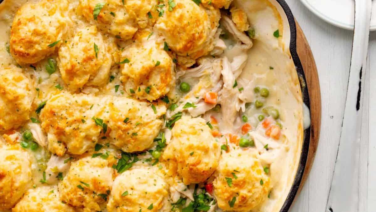 Cobbler de poulet avec topping de biscuit au fromage cheddar Red Lobster dans un bol.