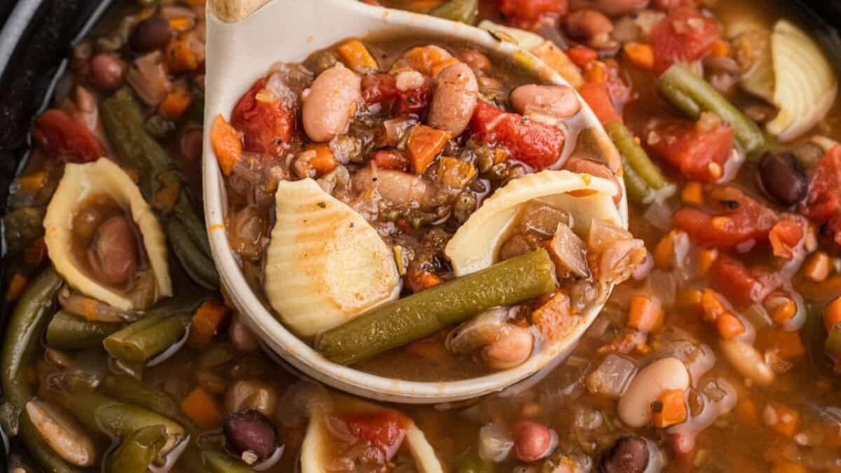 Soupe minestrone aux 15 haricots en mijoteuse {Végétarienne}.