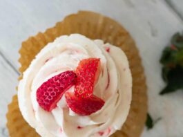 Gâteau Cupcakes aux Fraises : Recette Facile avec Beurre a strawberry filled cupcake topped with strawberries
