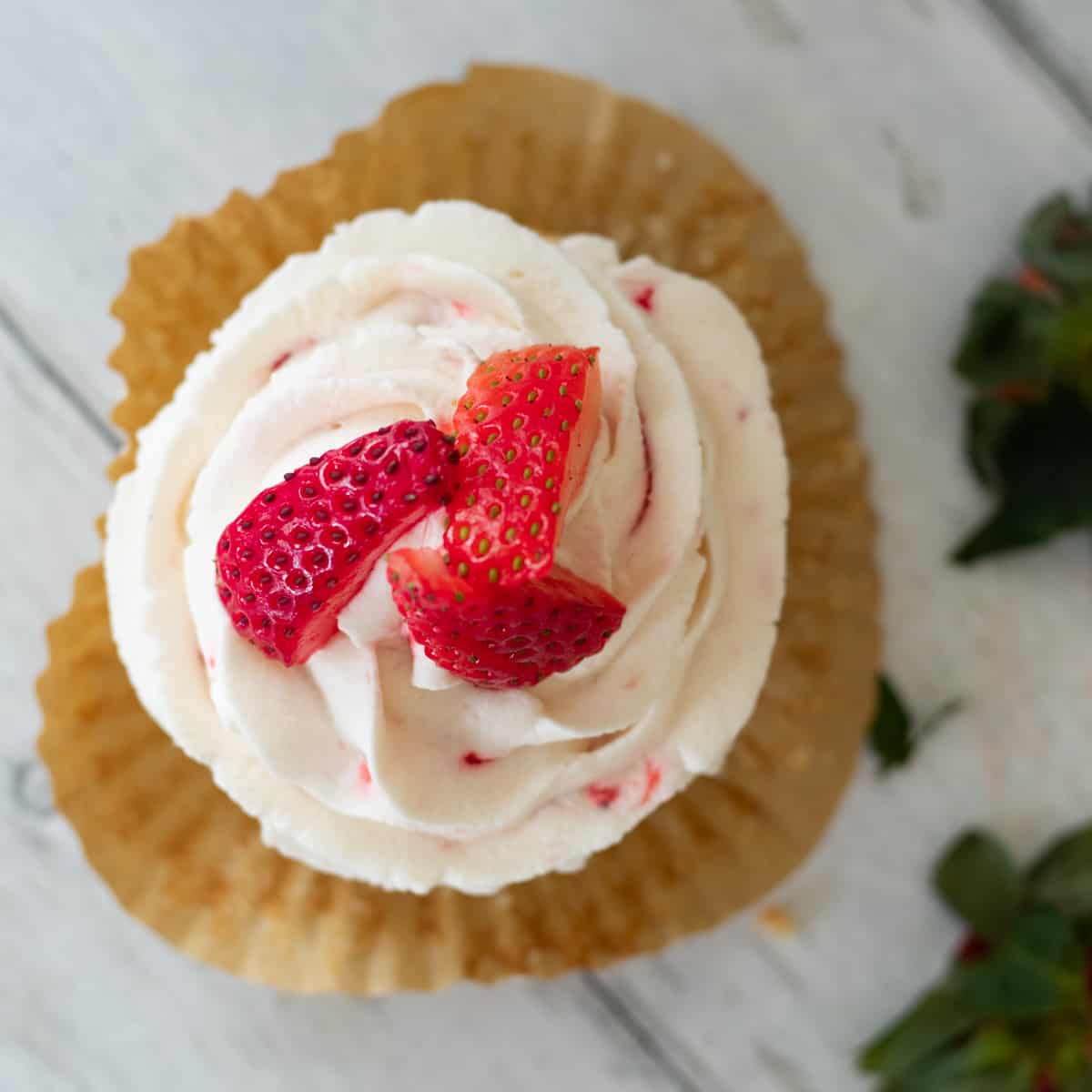 Gâteau Cupcakes aux Fraises : Recette Facile avec Beurre a strawberry filled cupcake topped with strawberries