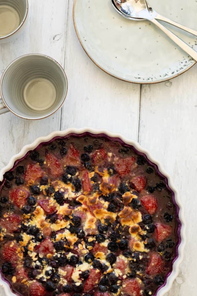 vue de dessus du gâteau aux baies rouges, blanches et chocolat blanc