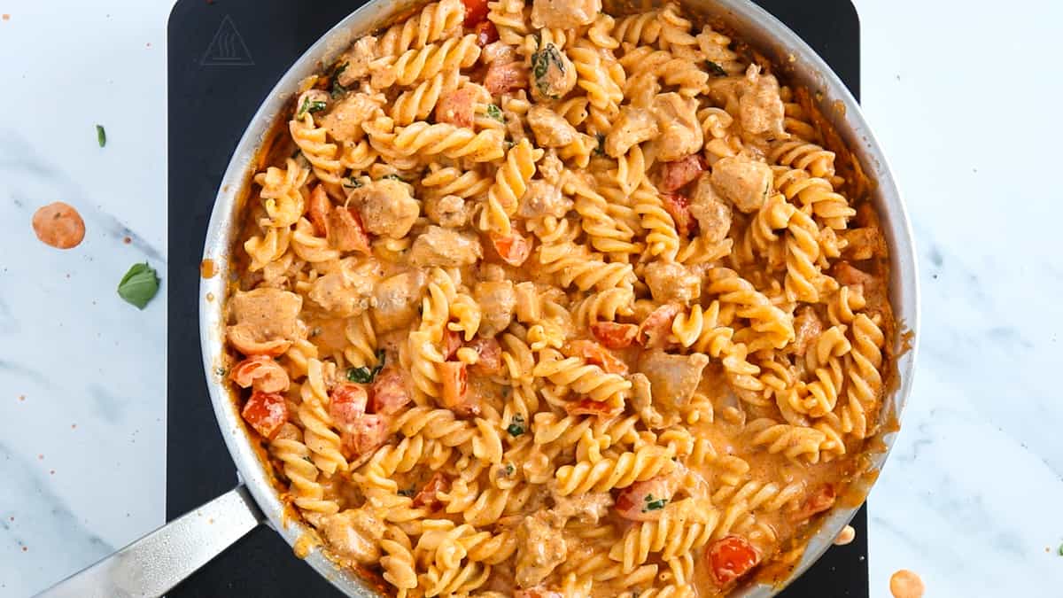 Pâtes crémeuses au poulet et au fromage feta.
