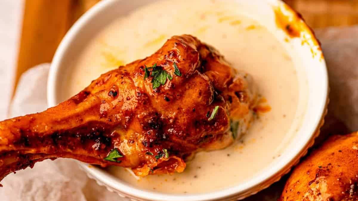 Cuisses de poulet Buffalo trempées dans la sauce.
