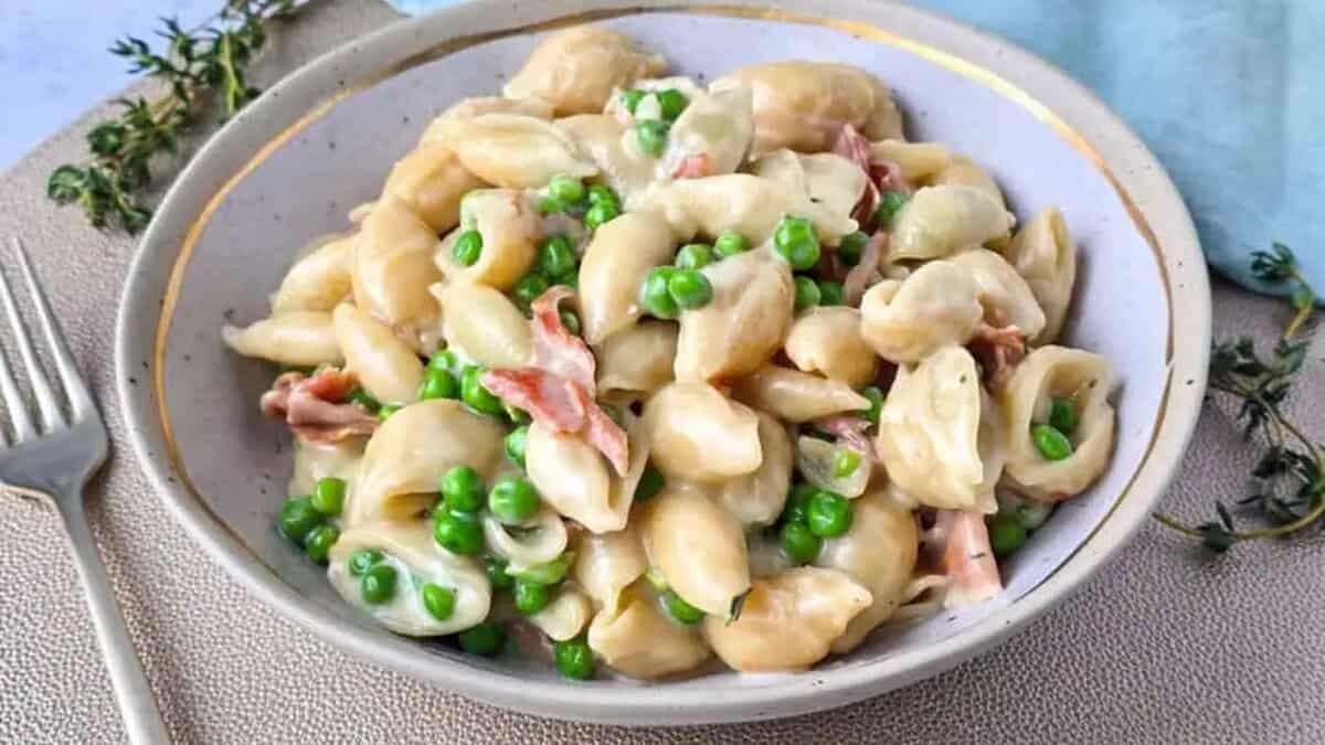 Pâtes crémeuses avec prosciutto et petits pois.