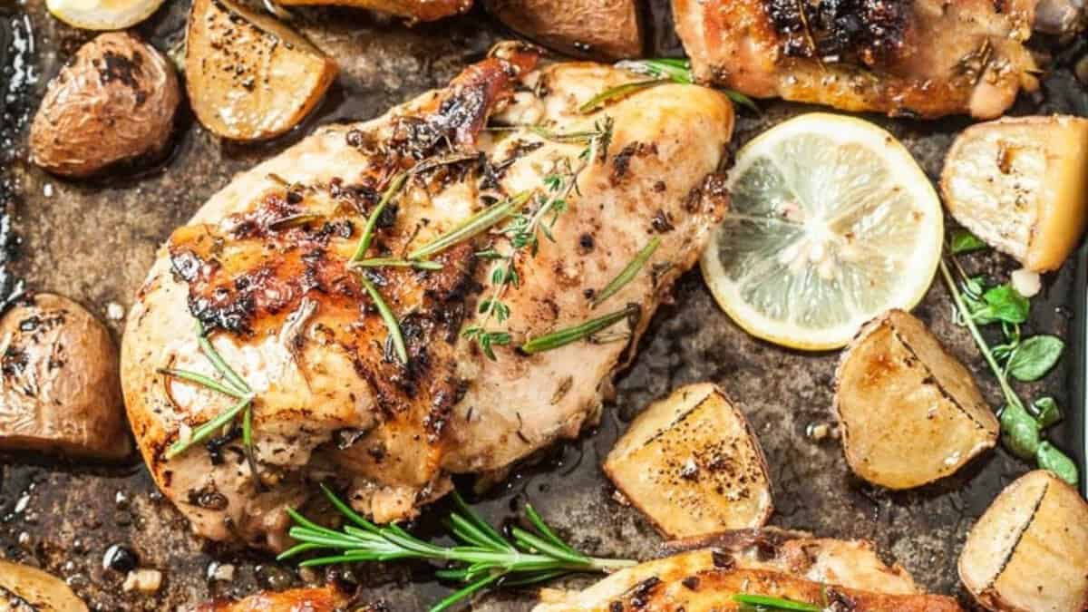 Poulet grec rôti au four avec pommes de terre à l'ail.